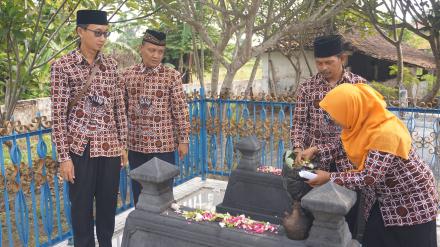 Ziarah Kubur Mantan Lurah dan Pamong Desa Pendowoharjo